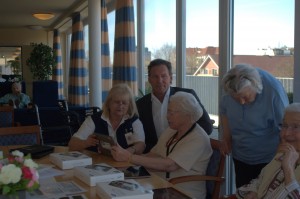 Ralf Möller unterstützt die Senioren bei ihren ersten Gehversuchen mit dem Samsung Tablet