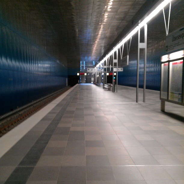 Menschleerer U4 Bahnhof