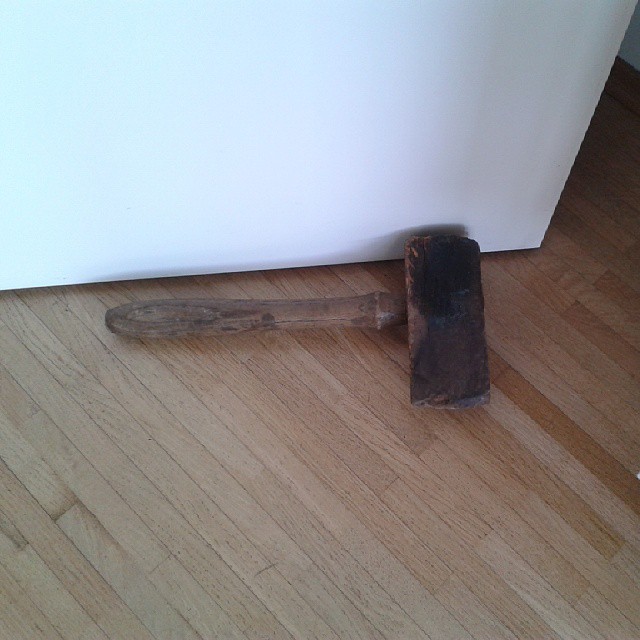 #Holzhammer als Türstopper