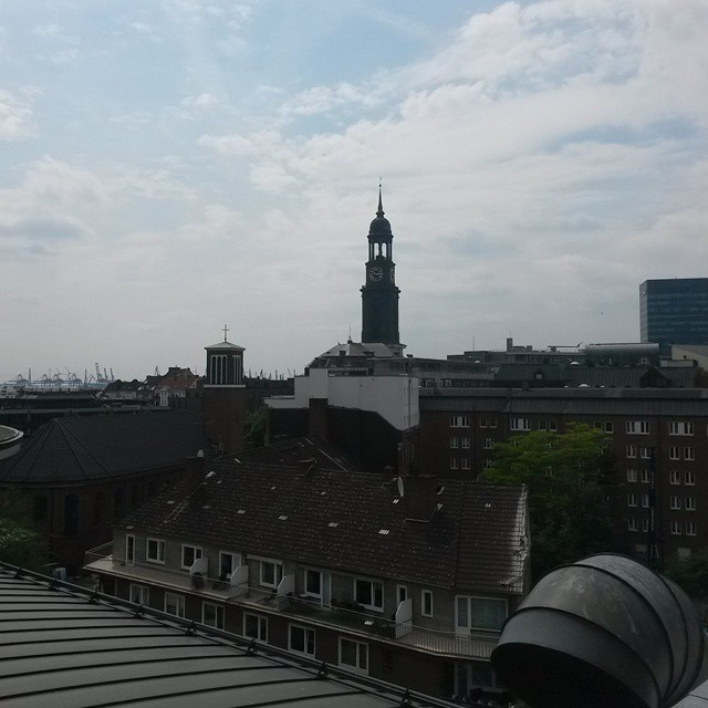 Über Hamburgs Dächern bei der GLS Eröffnung
