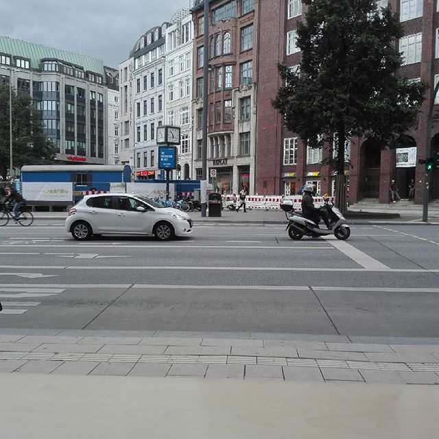 Warten auf den Bus nach Hause. #hamburg #gänsemarkt #bus #busfahren