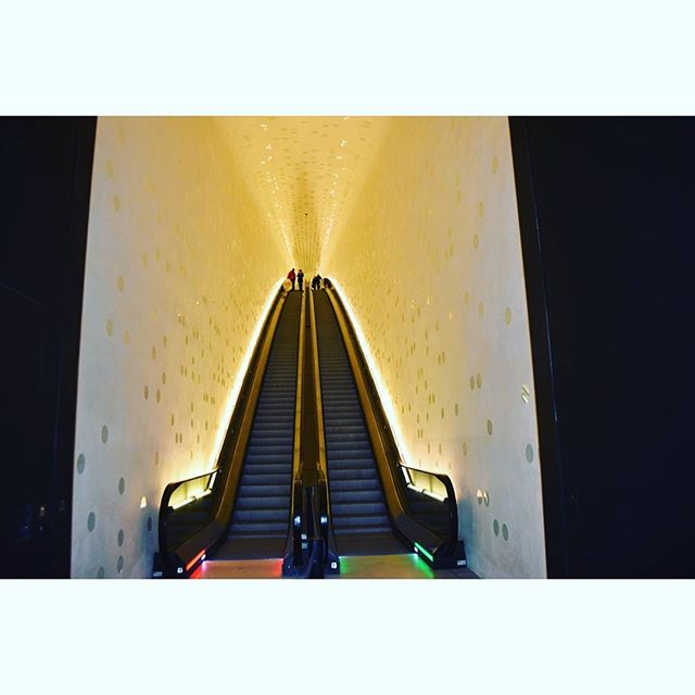 Eine lange gebogene Rolltreppe #rolltreppe #hamburg #hafencity