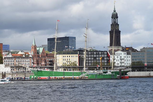 Zwei Wahrzeichen von Hamburg. #kirche #schiff #hafen #hamburg #segelschiff