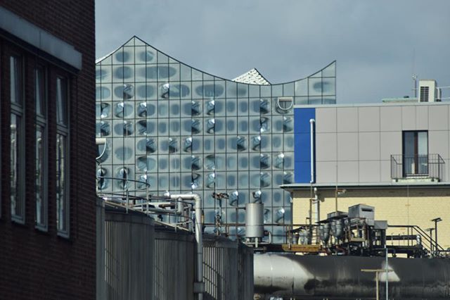 Ein Gebäude vor Industrieanlagen. #hafen #hamburg #industrie #musik #gebäude