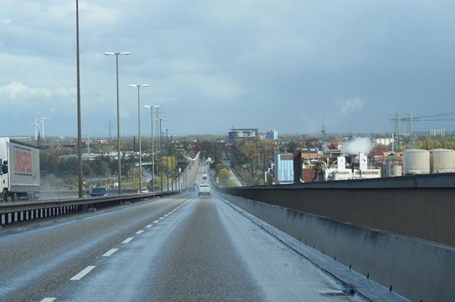 Sicht von der Köhlbrandbrücke. #brücke #sicht #hafen #hamburg #köhlbrandbrücke #brücken