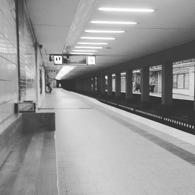 Die Leere eines U-Bahnhofs. #ubahn #leere #hamburg #eimsbuettel #osterstrasse