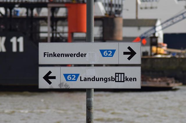 Wohin jetzt nur? #hh_lieben #elbe #finkenwerder #landungsbrücken #62 #fährschiff #wasser #hafen #hamburg #hh #hamburglieben #welovehh #hamburgleben #unterwegs
