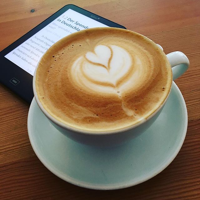 Milchcoffee mit Lektüre..#milchkaffee #milchcoffee #lektüre #ebook #hh #hh #hamburg #cafe #glückundselig