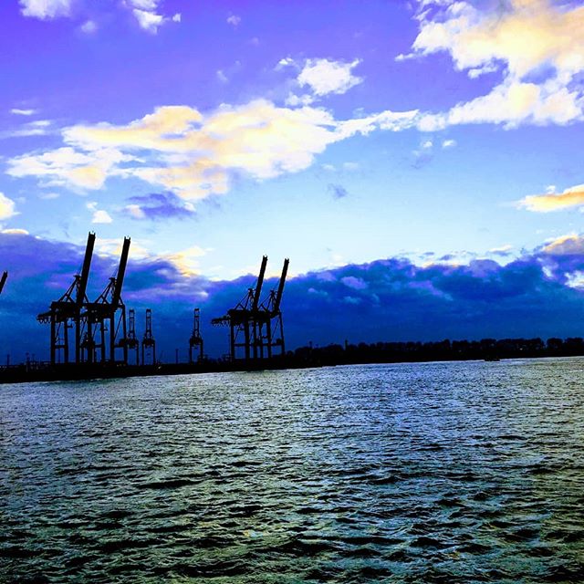 Hamburger Hafen mit Kräne #hh_lieben #hh_explore #hh #elbe #kräne #wasser #fluss #fluss #himmel #wolken