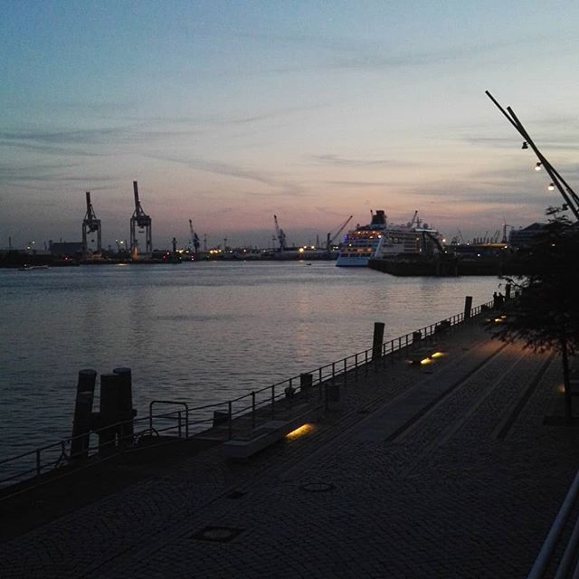 Abendstimmung im Hafen #hh_lieben #hamburg #hh #hafen #elbe #hafencity #wasser #abend