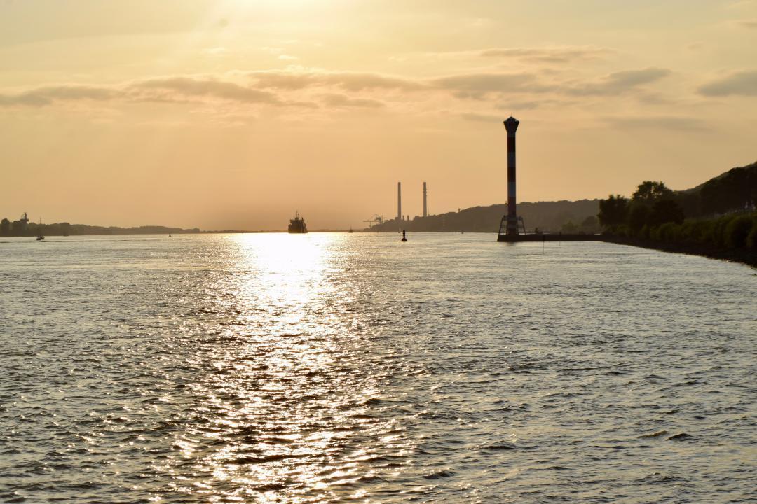 Da fährt es hin das Schiff in den Sonnenuntergang auf der Elbe.There it drives the ship into the sunset on the Elbe.#Schiff #Sonnenuntergang #Elbe #sonne #wasser #falkensteinerufer #hh #hh_lieben #hamburg #Ship #Sunset #sun #water #teufelsbrück