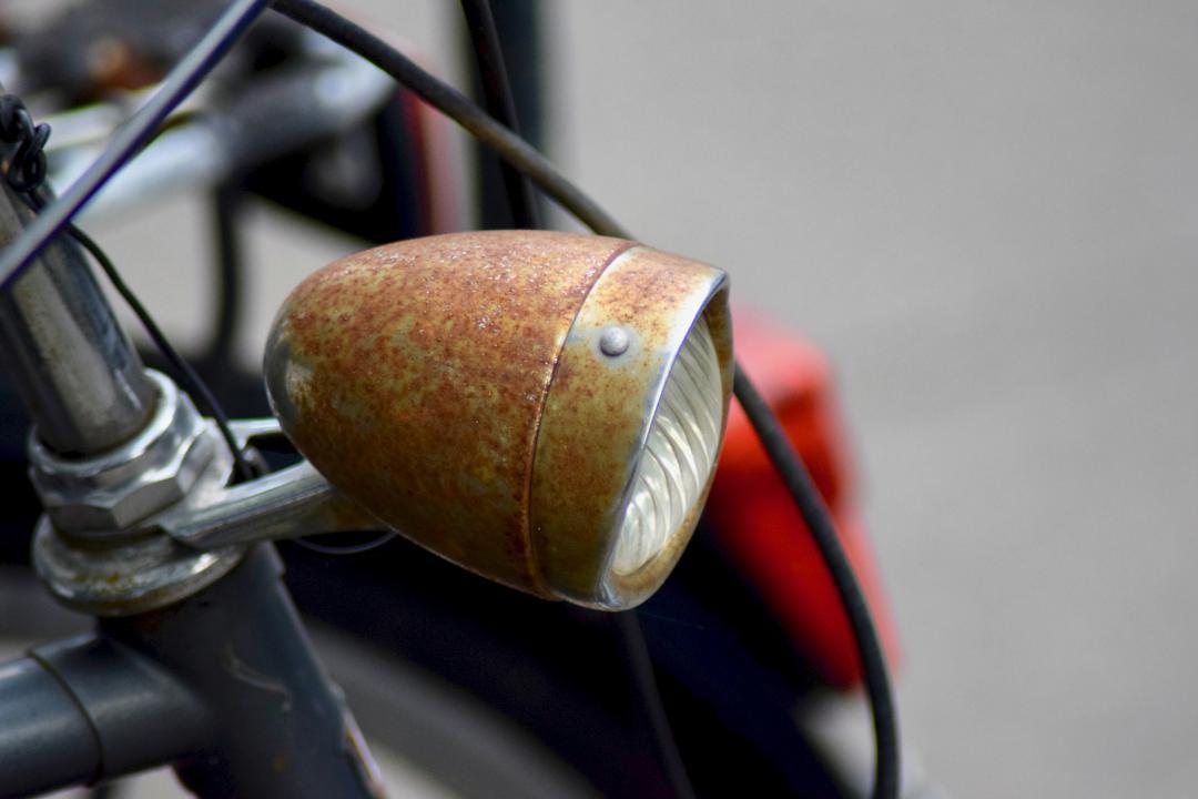 Heute mal wieder eine etwas rostige Fahrradlampe. #fahrrad #fahrradlampe #hh #eimsbüttel #eimsbush #rostig #lampe