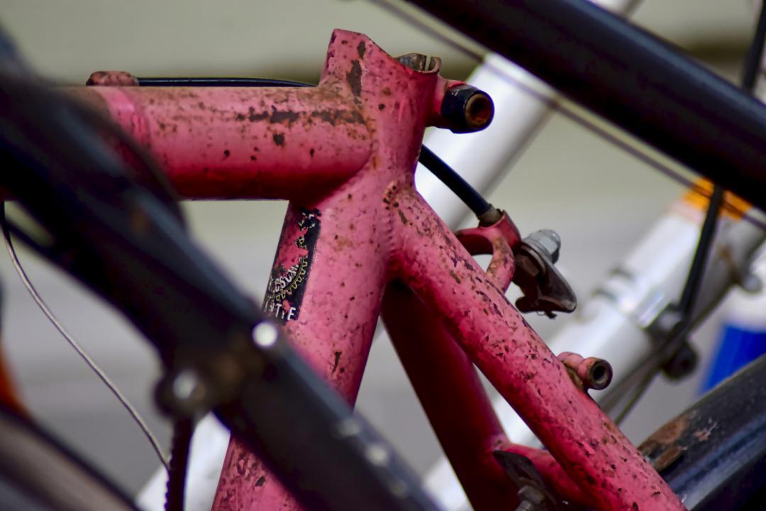 Teil eines Fahrradrahmens mit leichten Rost. #rost #fahrrad #rahmen #fahrradrahmen