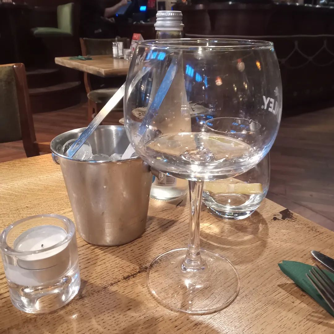 Und weiter geht's mit einem Hendricks Gin & Wasser zum Essen. #gdansk #danzig #dinner #abendessen #gin #wasser