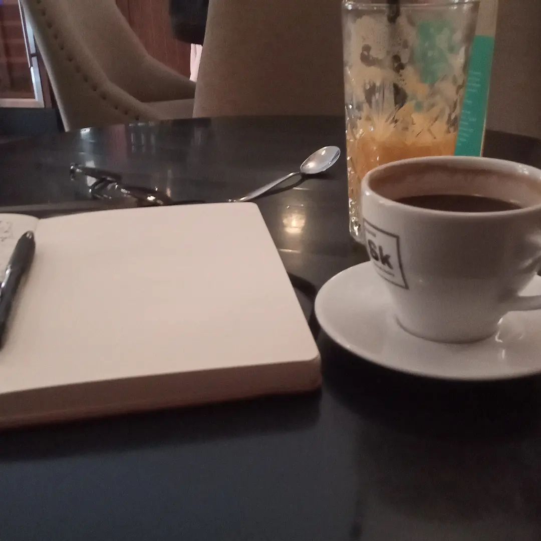 Heute gibt es mal ein kleines Frühstück Americano und O-Saft und dazu das unumgänglich Reisetagebuch. Ich mag es einfach auf Reisen mit der Hand zu schreiben. #danzig #gdansk #coffee #reisetagebuch #osaft #cafe #cafelibertas