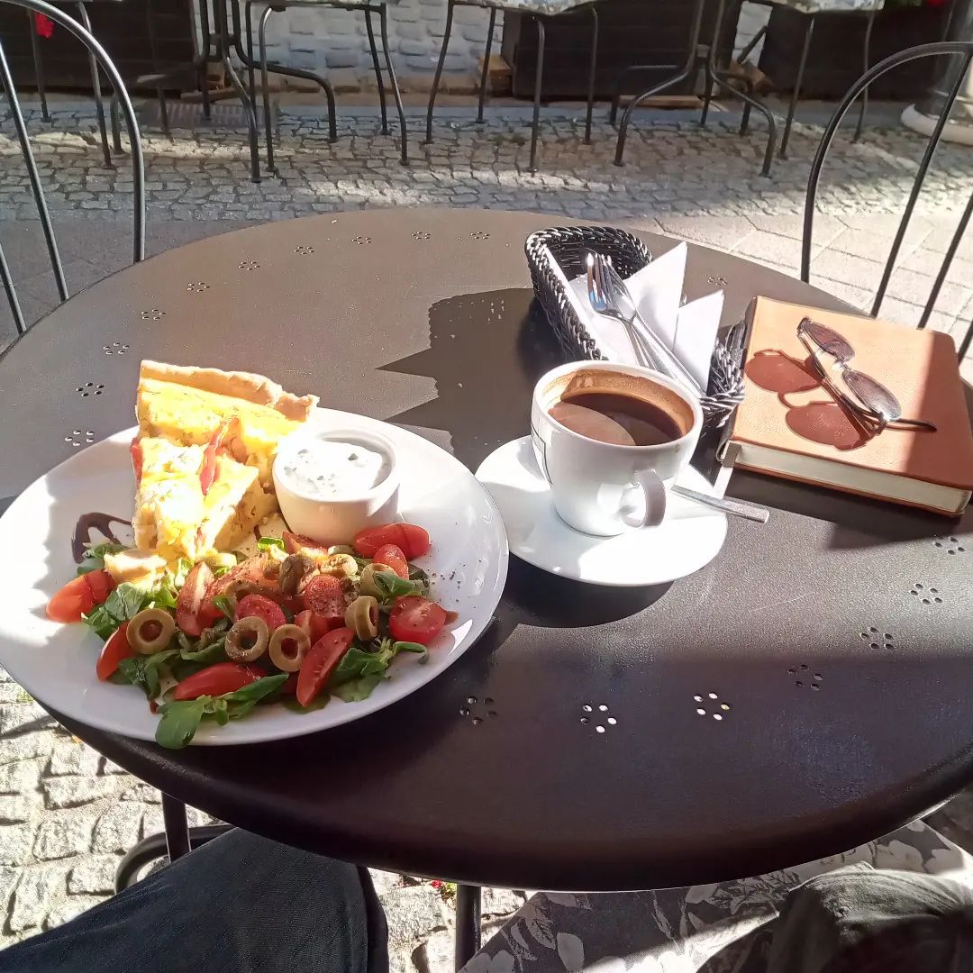 Als Nachmittagssnack gab es eine Quiche und wie sollte es wohl sein einen Americano. #danzig #gdansk  #quiche #coffee #nachmittagscoffee #nachmittagssnack