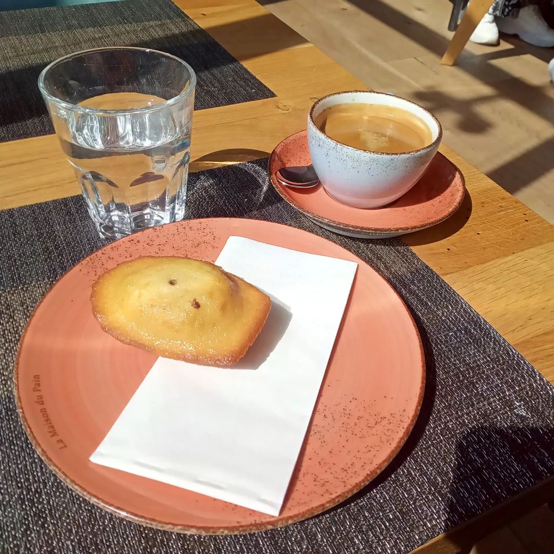 Heute Nachmittag bin ich für den Nachmittagscoffee Mal wieder im La Maison du Pain. #coffee #nachmittagscoffee #hh_lieben #hh #hamburg #madelein