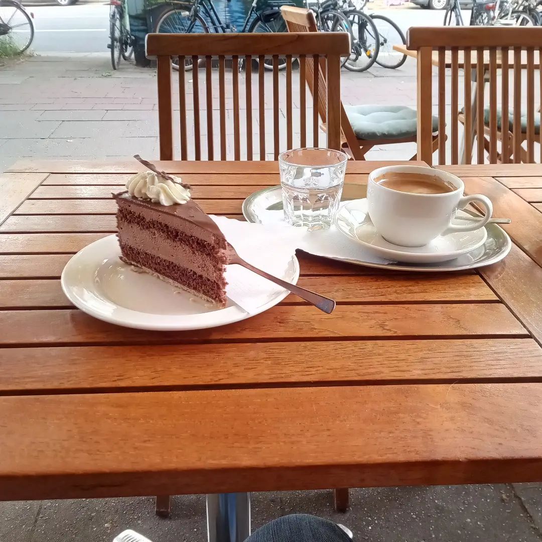 Leckere Torte mit einem gutem Americano. #torte #americano #coffee #coffeetime #eimsbüttel #hh #hamburg #eimsbush