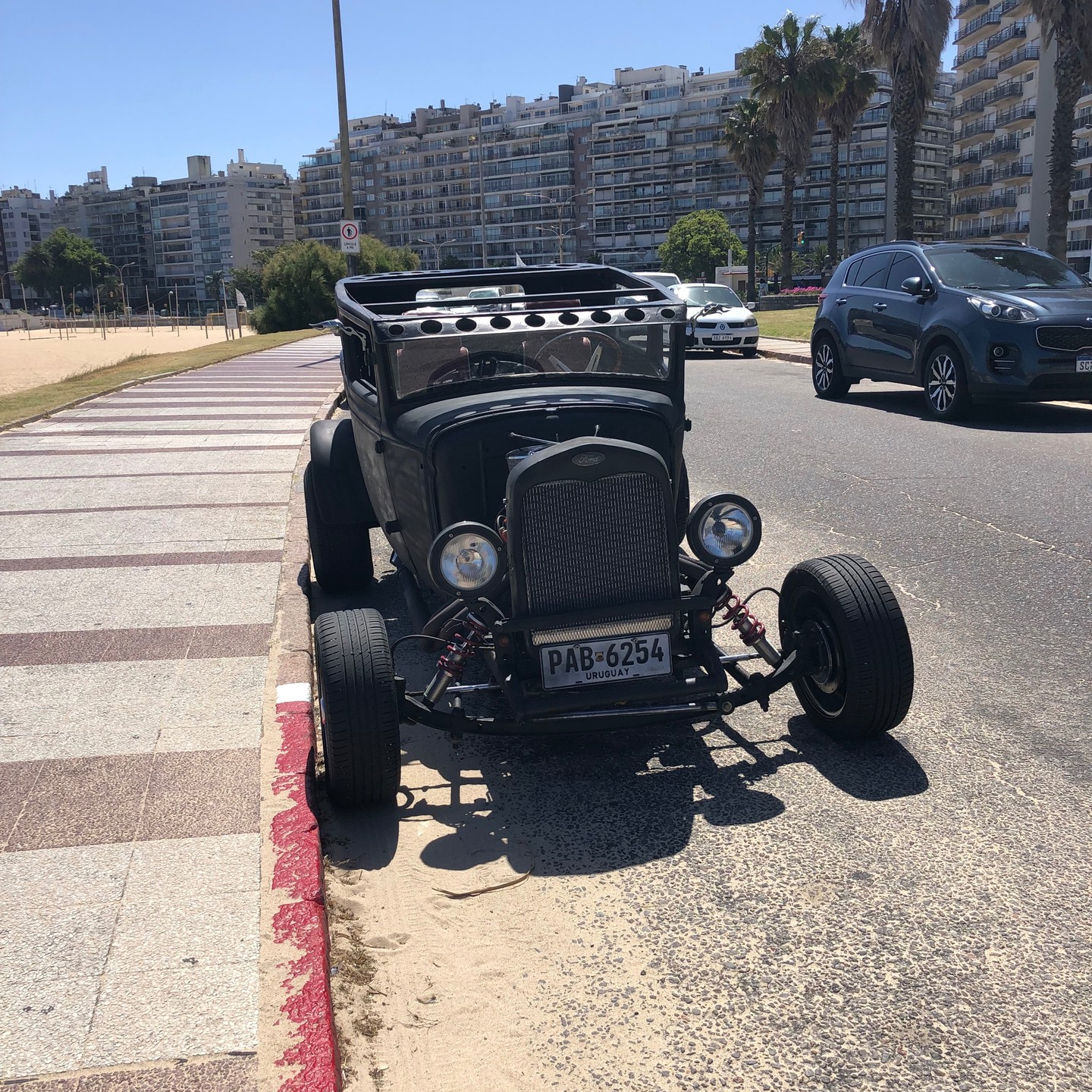 Für alle die auf alten Autos stehen, das Fundstück ist mir in Montevideo ins Augen gesprungen. #montevideo #uruguay #travel #reisen #unterwegs #fun #auto #autos #oldtimer #oldtimercar #schmuckstück #amstrand