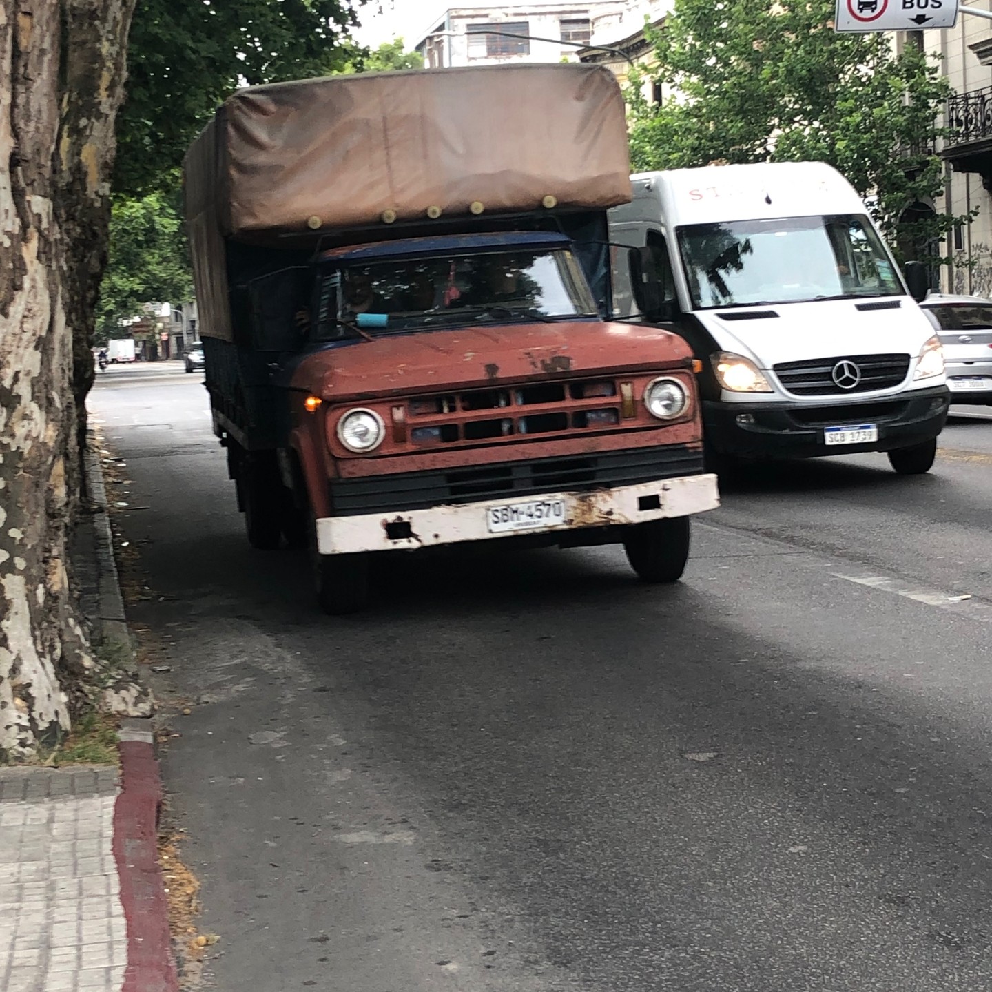 Heute auf der Strasse gesehen, ich frage mich wie lange der Transporter schon im Einsatz ist. Wann sind die gebaut worden ? Ich finde es cool. #montevideo #uruguay #transporter #reisen #unterwegs #straße #fun #leben #travel