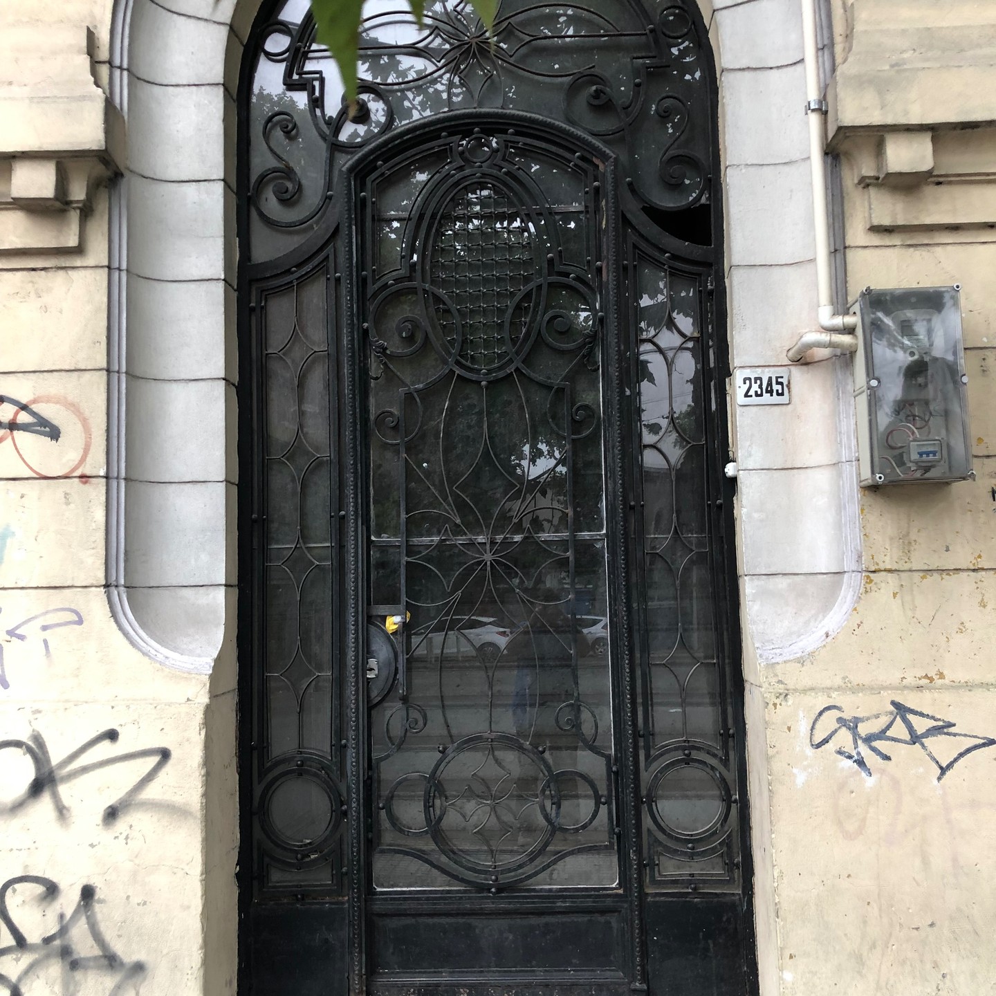 So wir machen mit den Türen weiter. Heute gibt es zwei Türen, ein mit Flagge. Also genießt die Bilder. #montevideo #uruguay #türen #tueren #doors #reisen #unterwegs #travel