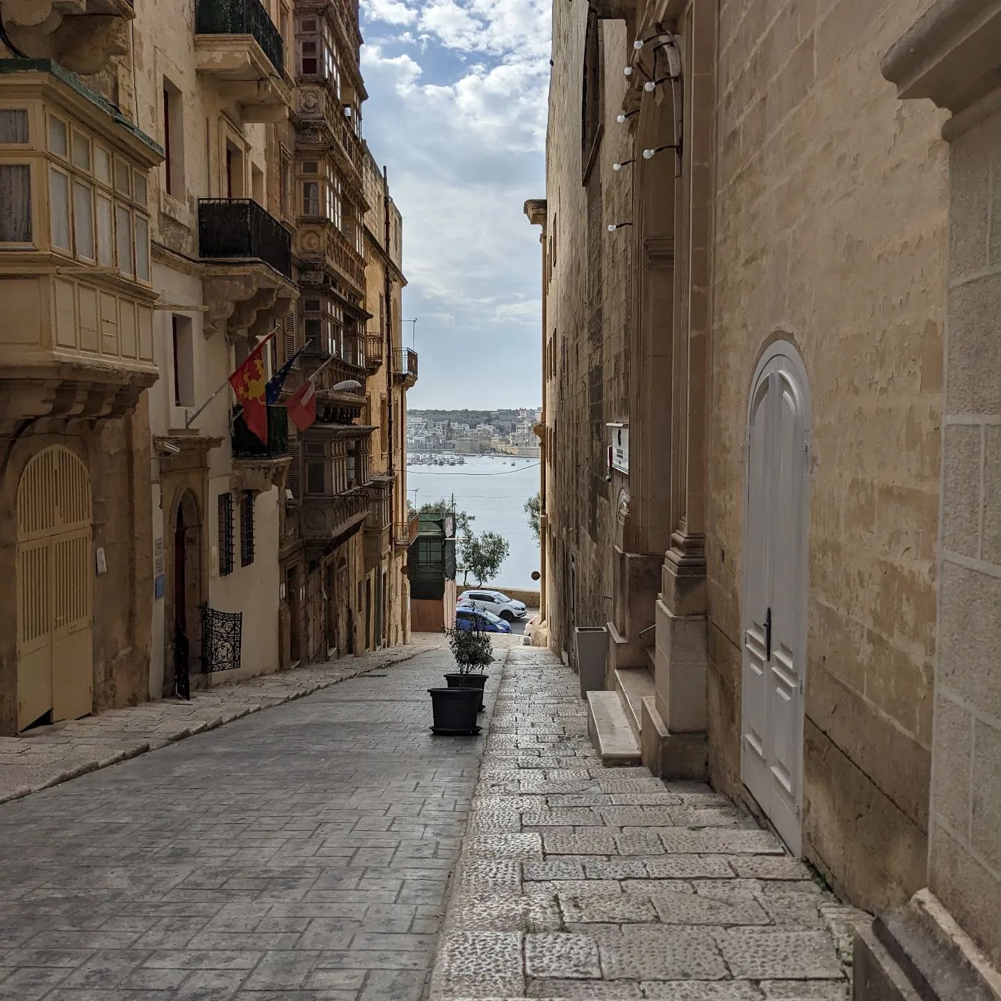 Der Blick morgens auf das Wasser. #Valletta #Malta #Meerwasser #Bucht #Reisen #Travel #Unterwegs #Morgens